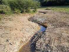 Exemple d’un cours d’eau restauré juste après travaux - Agrandir l'image, .JPG 261,3 Ko (fenêtre modale)