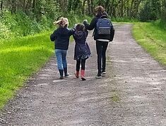 photo de groupe de jeunes enfant sur le parcours du rallye famille - Agrandir l'image, .JPG 426,5 Ko (fenêtre modale)
