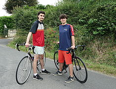 Gatean et sacha avec leurs vélos - Agrandir l'image, .JPG 1,011,2 Ko (fenêtre modale)
