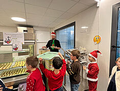 les enfants au self avec leur tenu de Noël - Agrandir l'image, .JPG 1,8 Mo (fenêtre modale)