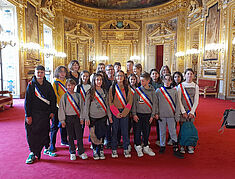 photo de groupe du conseil des jeunes à l'interieur du sénat - Agrandir l'image, .JPG 491,2 Ko (fenêtre modale)