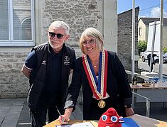 signature avec madame Le Maire et les représentants du CDOS44 - Agrandir l'image, .JPG 2,5 Mo (fenêtre modale)
