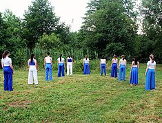 photo d'un groupe de dos avec des pantalons bleus - Agrandir l'image, .JPG 537,5 Ko (fenêtre modale)