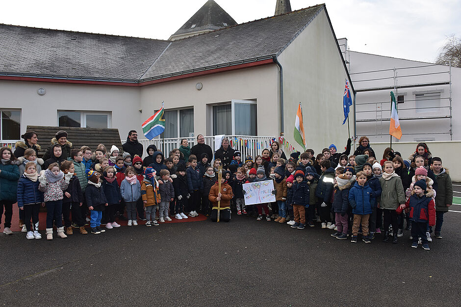 Photo de groupe avec les enfants de l'école sainte marie, les enseignants, Père Jérôme et de Monsieur BRIAND adjoint au Maire en charge de l'Enfance