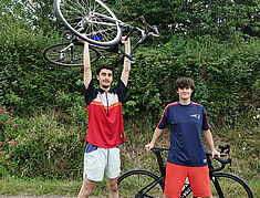 Gatean et sacha avec leurs vélos - Agrandir l'image, .JPG 1,3 Mo (fenêtre modale)