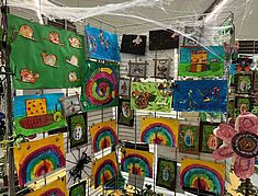 grande exposition dans le hall de l'école Bleu de Ciel - Agrandir l'image, .JPG 2,0 Mo (fenêtre modale)