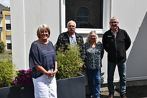 crédit photo : Romain MOTHES. Madame Le Maire entourée des référents citoyens (de gauche à droite : Yannick BOUCAUD pour le Village du Boistuaud, Evelyne MARTINEAU pour les quartiers Sainte Catherine, Le Pas Heulin, Serge GOUARD pour les villages de La Barre, La Gaie, Le Chohonnais, La Perchais, Le Blordrais)
