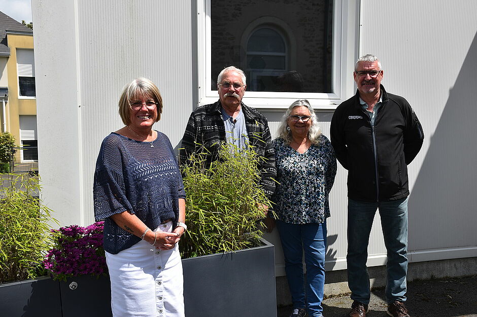 crédit photo : Romain MOTHES. Madame Le Maire entourée des référents citoyens (de gauche à droite : Yannick BOUCAUD pour le Village du Boistuaud, Evelyne MARTINEAU pour les quartiers Sainte Catherine, Le Pas Heulin, Serge GOUARD pour les villages de La Barre, La Gaie, Le Chohonnais, La Perchais, Le Blordrais)