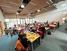 vue d'ensemble de la salle de cantine avec des enfants et des élus au repas de noël - Agrandir l'image, .JPG 1,2 Mo (fenêtre modale)