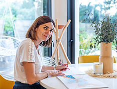 portrait de florine en train de dessiner un plan - Agrandir l'image, .JPG 994,0 Ko (fenêtre modale)