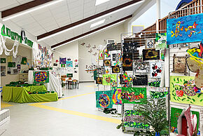 Riche exposition à l’école