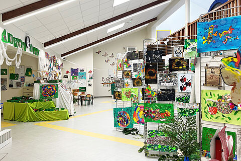 Riche exposition à l’école