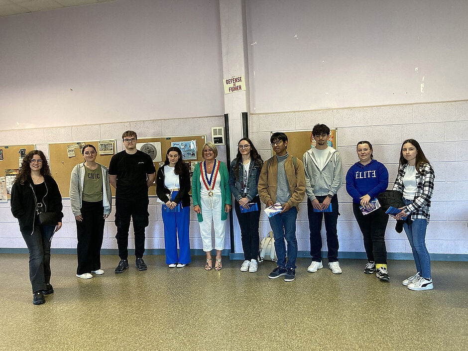 cérémonie citoyenne des jeunes électeurs. Madame le Maire au centre