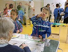 enfants de l'école sainte marie dessinant sur du plexiglas - Agrandir l'image, .JPG 157,2 Ko (fenêtre modale)