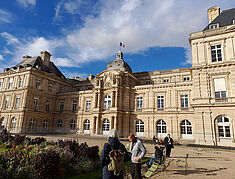 photo de la façade extérieure du sénat prise en journée - Agrandir l'image, .JPG 473,2 Ko (fenêtre modale)