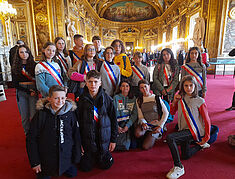 photo de groupe du conseil des jeunes à l'interieur du sénat - Agrandir l'image, .JPG 1,4 Mo (fenêtre modale)