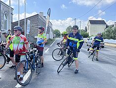 arrivée des cyclistes devant la mairie - Agrandir l'image, .JPG 3,1 Mo (fenêtre modale)