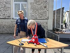signature avec madame Le Maire et les représentants du CDOS44 - Agrandir l'image, .JPG 2,7 Mo (fenêtre modale)
