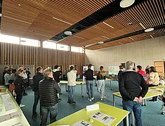 salle présentant les différents comités de la mairie - Agrandir l'image, .JPG 2,2 Mo (fenêtre modale)
