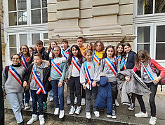 photo de groupe du conseil des jeunes devant le sénat - Agrandir l'image, .JPG 471,3 Ko (fenêtre modale)