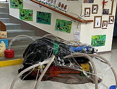 grande exposition dans le hall de l'école Bleu de Ciel - Agrandir l'image, .JPG 2,2 Mo (fenêtre modale)