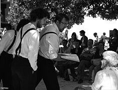 les garçons chantant devant un public à l'ombre des arbres (photo en noir et blanc) - Agrandir l'image, .JPG 402,6 Ko (fenêtre modale)