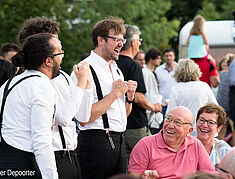 Les garçons en train de chanter devant un couple dans le public - Agrandir l'image, .JPG 496,5 Ko (fenêtre modale)